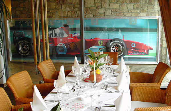 Dekoration für Prominenten Golfturnier, Sonderbau Ferrari F1 mit Originalrädern
